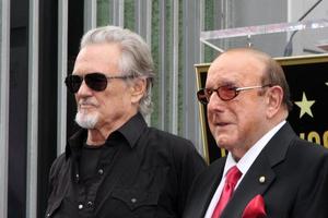 los angeles, 4 de noviembre - kris kristofferson, clive davis en la ceremonia de la estrella del paseo de la fama de janis joplin hollywood en hollywood blvd el 4 de noviembre de 2013 en los angeles, ca foto