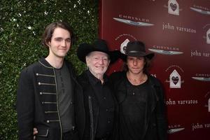 los angeles, 13 de abril - willie nelson, con sus hijos micah y lukas nelson en el 11º beneficio anual de stuart house de john varvatos en john varvatos boutique el 13 de abril de 2014 en west hollywood, ca foto