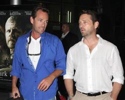 Los Ángeles, 14 de agosto - Luke Perry, Jason Priestley en el estreno del turista oscuro en los cines de Arclight Hollywood el 14 de agosto de 2013 en Los Ángeles, CA foto