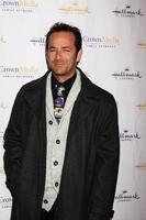 los angeles, 4 de enero - luke perry llega a la fiesta de tca de invierno de hallmark channel 2013 en la biblioteca y jardines de huntington el 4 de enero de 2013 en san marino, ca foto