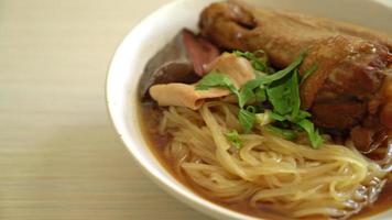 fideos de pato estofado con sopa marrón - estilo de comida asiática video