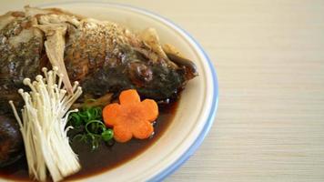 cabeça de peixe cozido com molho de soja - estilo de comida japonesa video