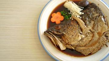 cabeça de peixe cozido com molho de soja - estilo de comida japonesa video
