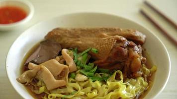 fideos de huevo con pato guisado y estofado en sopa marrón - estilo de comida asiática video