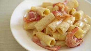 spaghetti rigatoni fatti in casa con salsa bianca e pancetta - stile alimentare italiano video