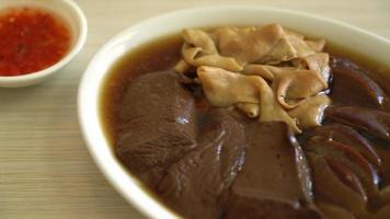 frattaglie d'anatra in umido in zuppa marrone - stile asiatico dell'alimento video