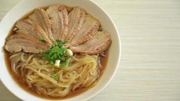 fideos de pato con sopa de pato guisado - estilo de comida asiática video