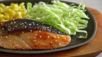 filete de salmón a la parrilla en un plato caliente al estilo japonés video