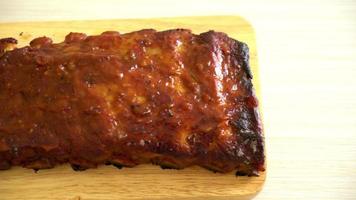 gegrilde en barbecue ribbetjes varkensvlees met bbq saus video