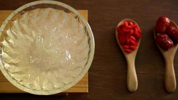 soupe de nid d'oiseau comestible dans un bol en verre - style d'aliments sains video