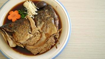 cabeza de pescado hervida con salsa de soja - estilo de comida japonesa video