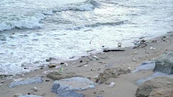 afval en afval op het strand - slechte omgeving video