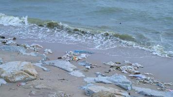 Müll und Müll am Strand - schlechte Umgebung video