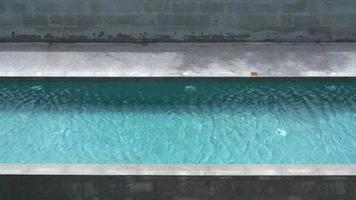 bella piscina con acqua blu increspata