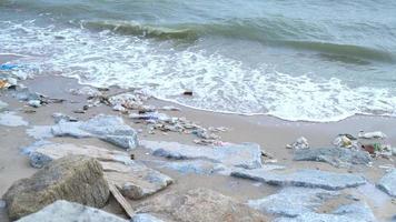 Müll und Müll am Strand - schlechte Umgebung video
