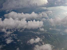 vista aérea de las montañas de los alpes foto