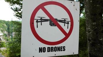 kein Drohnenschild. verboten, Drohnen in der Gegend zu fliegen. keine fliegenden gesteuerten Roboter. video