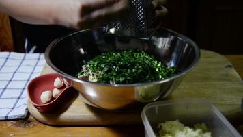 chef-kok maakt gyoza - favoriete Aziatische receptbereidingsconcept video