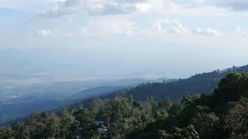 mouvement panoramique de paysage de montagne et de ciel depuis une belle vue sur la montagne regardant de l'endroit le plus élevé à l'endroit inférieur pendant la saison hivernale à la montagne doi pha hom pok à chiang mai, ville du nord de la thaïlande video