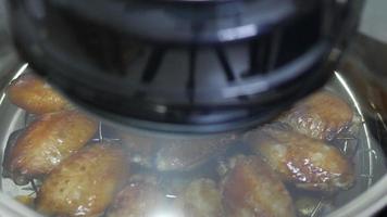 señora haciendo ala de pollo asado en la cocina - primer plano del concepto de preparación de cocinero casero video