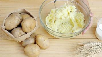 garçon faisant de la purée de pommes de terre video