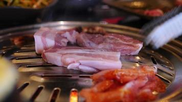 closeup de pessoas grelhar carne fresca deliciosa na panela de churrasco video