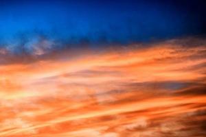 fondo borroso cielo brillante con nubes esponjosas. foto