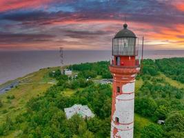 hermoso acantilado de piedra caliza en la península de pakri, estonia con los faros históricos. foto