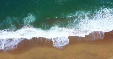 luchtfoto van zee en zandstrand. mooi bovenaanzicht van zandstrand. perfect voor vakantie zomer achtergrond, tropische bestemming. Phuket strand zee zand video