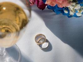primer plano de anillos de boda de oro. feliz día de crear una nueva familia. foto