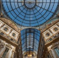 milán italia junio 2022 ventana de vidrio en la galleria vittorio emanuele foto