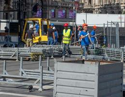 milán italia junio 2022 trabajadores que están montando la estructura del escenario para un espectáculo en piazza duomo en milán foto