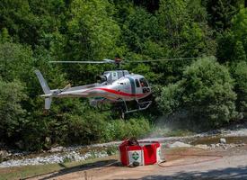 bergamo italia julio 2022 helicóptero usado para transportar agua para apagar incendios foto