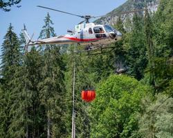 bergamo italia julio 2022 helicóptero usado para transportar agua para apagar incendios foto