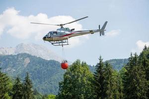 bergamo italia julio 2022 helicóptero usado para transportar agua para apagar incendios foto