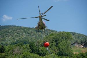 bergamo italia julio 2022 helicóptero usado para transportar agua para apagar incendios foto