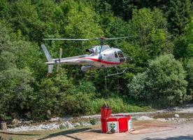 bergamo italia julio 2022 helicóptero usado para transportar agua para apagar incendios foto