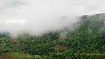 lasso di tempo di nebbia che scorre sulle montagne al mattino video