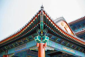 hermoso techo de color chino con adornos. foto