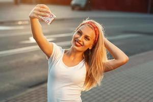 selfie, hermosa chica tomada fotos de sí misma, instagram