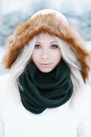 hermosa chica en una chaqueta de invierno en la ciudad foto