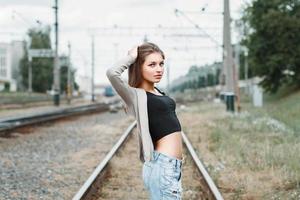 mujer bonita en el ferrocarril foto