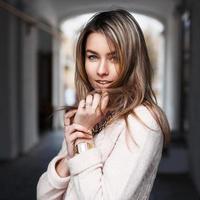 retrato al aire libre de una mujer hermosa joven en ropa de moda foto