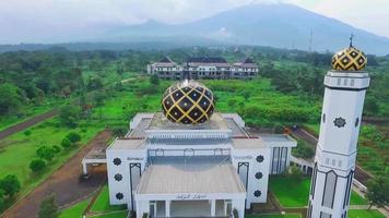 bandung, java occidental-indonesia - 21 de abril de 2022 - hermosa vista aérea, gran mezquita del centro islámico kuningan regency. video