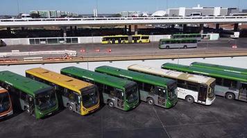 brasilia, brasil 28 de julho de 2022 alguns dos novos ônibus movidos a biodiesel que já estão em serviço em brasilia video