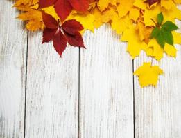 hojas de otoño en mesa de madera foto