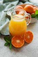 jarra de jugo de naranja mandarina fresca foto