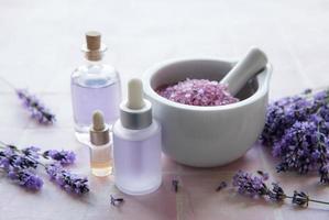 aromaterapia lavanda sal de baño y aceite de masaje foto