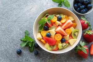 ensalada de fruta fresca saludable en un bol foto