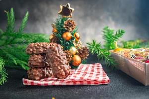 Navidad galletas con chispas de chocolate nueces, frutas secas año nuevo dulce postre hogar vacaciones ambiente comida comida bocadillo en la mesa espacio de copia comida fondo rústico vista superior foto